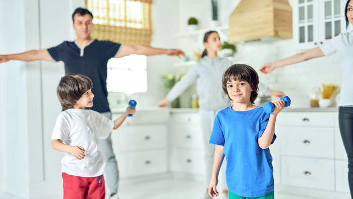 Cómo hacer deporte en familia sin salir de casa
